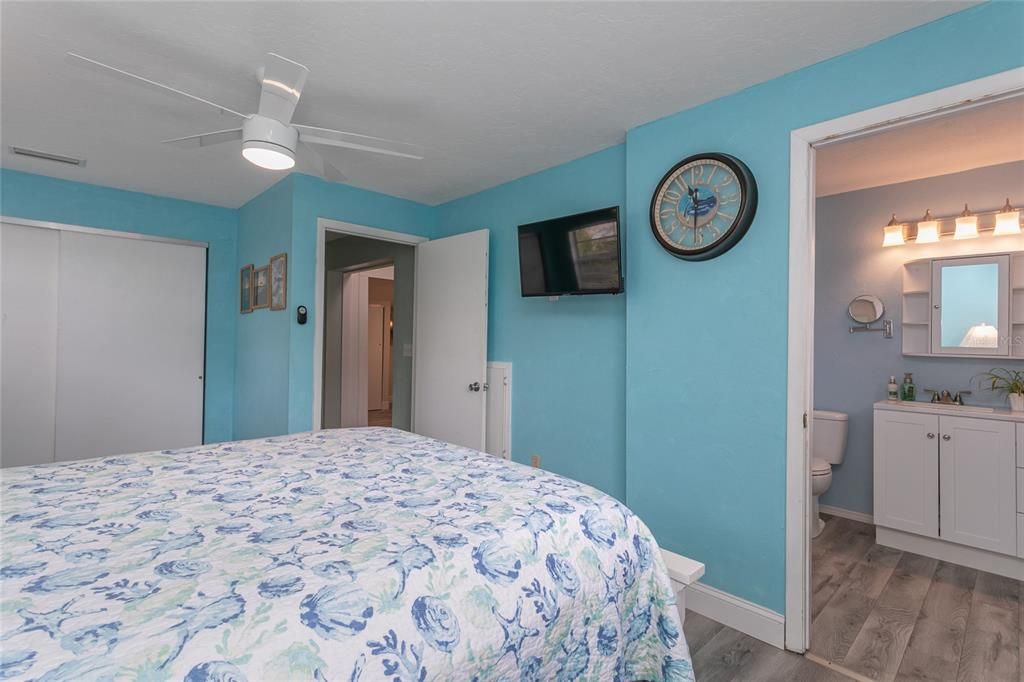 For Sale: $245,000 (2 beds, 1 baths, 974 Square Feet)