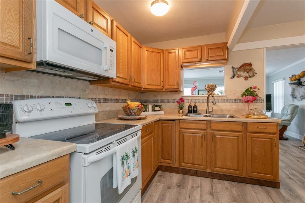 For Sale: $245,000 (2 beds, 1 baths, 974 Square Feet)