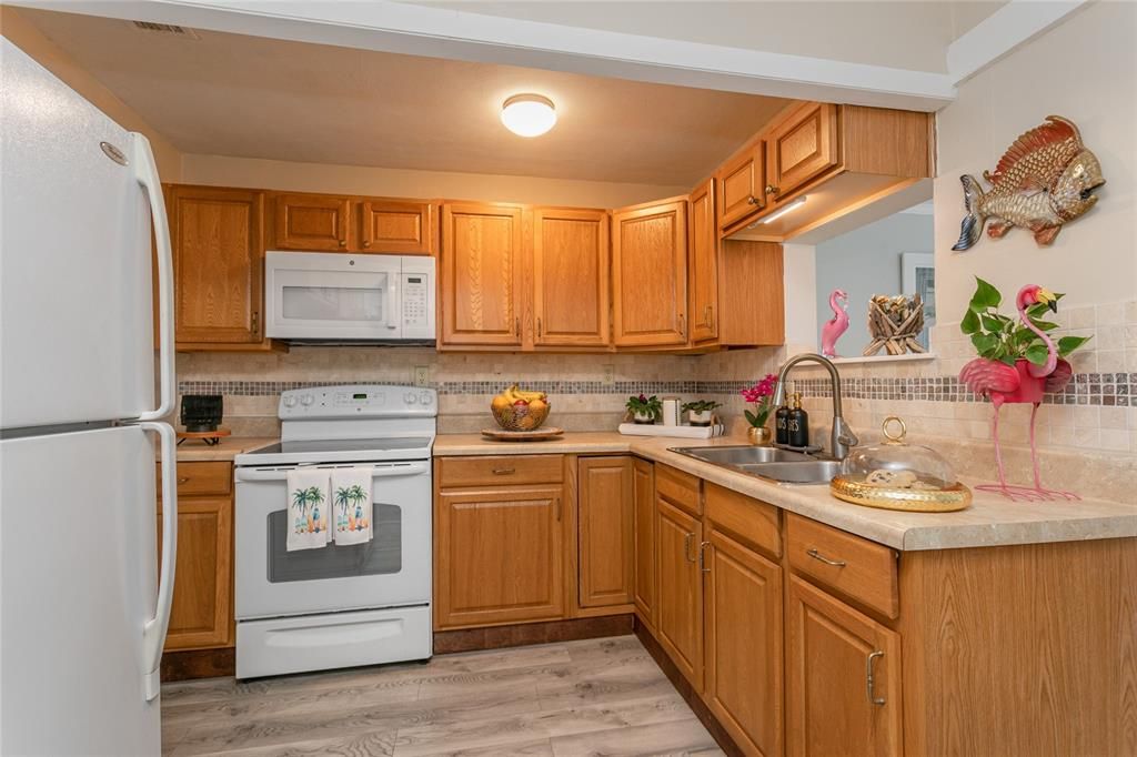 For Sale: $245,000 (2 beds, 1 baths, 974 Square Feet)