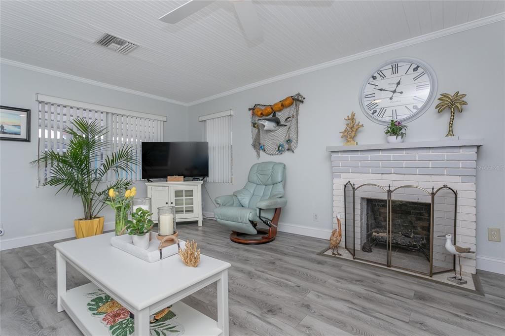 For Sale: $245,000 (2 beds, 1 baths, 974 Square Feet)