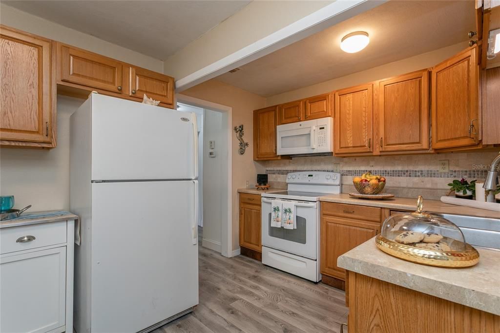 For Sale: $245,000 (2 beds, 1 baths, 974 Square Feet)