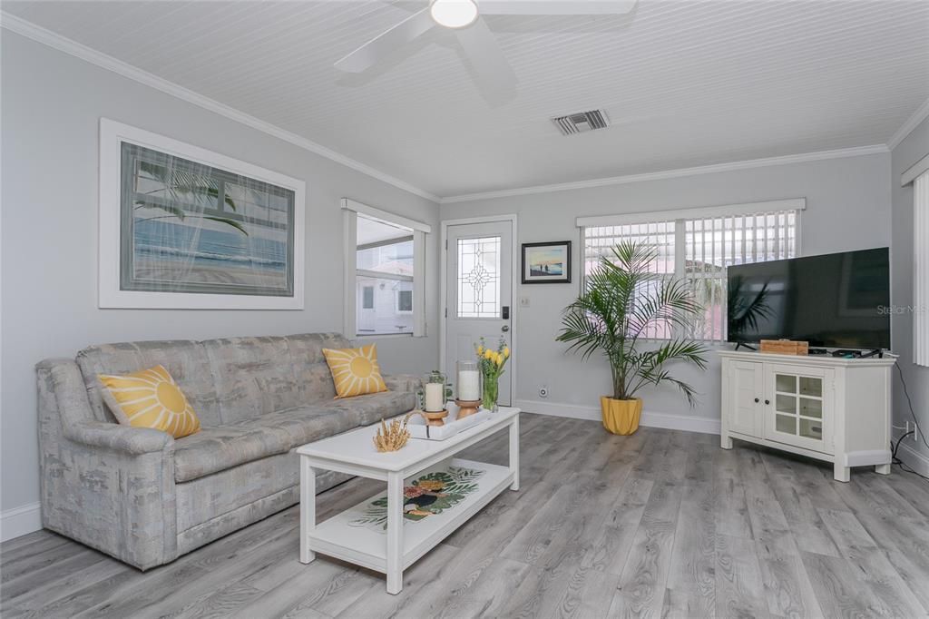 For Sale: $245,000 (2 beds, 1 baths, 974 Square Feet)