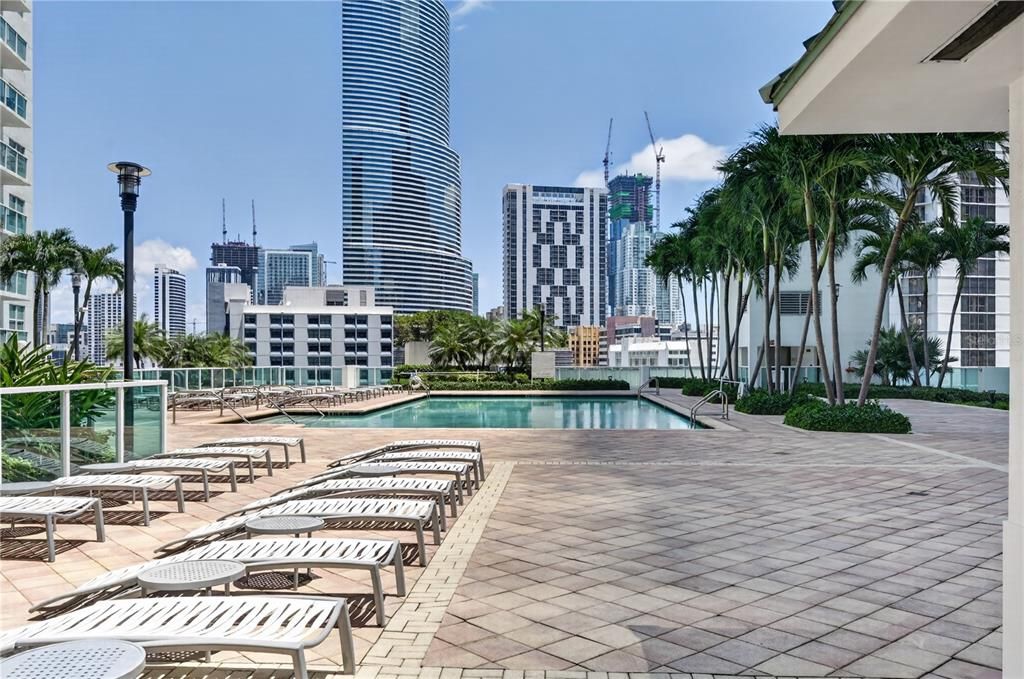 For Sale: $415,000 (1 beds, 1 baths, 757 Square Feet)