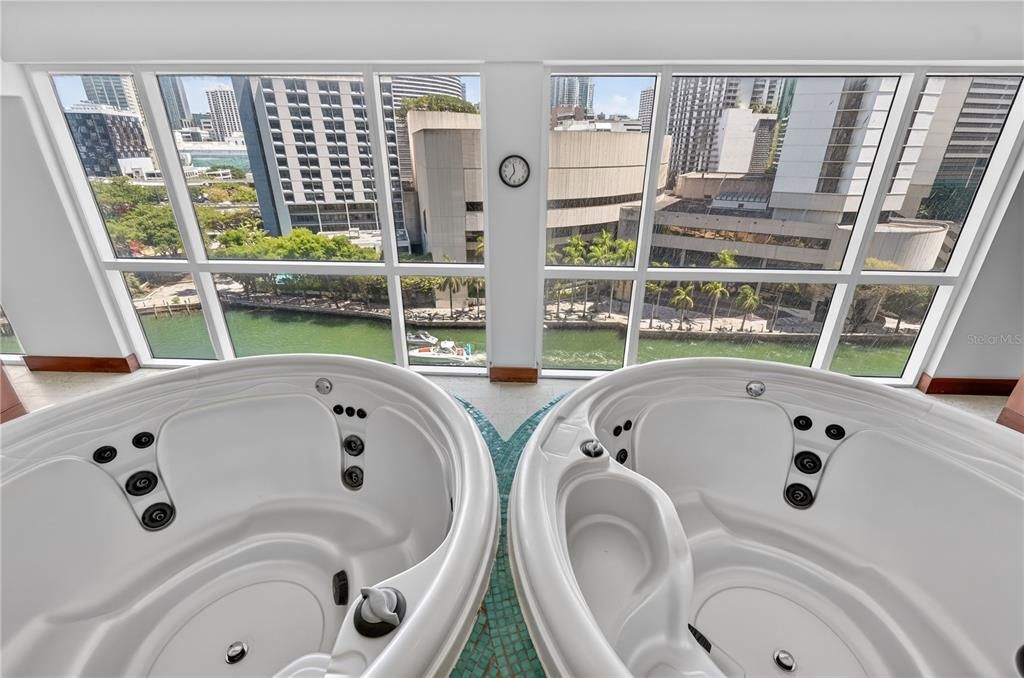 For Sale: $415,000 (1 beds, 1 baths, 757 Square Feet)
