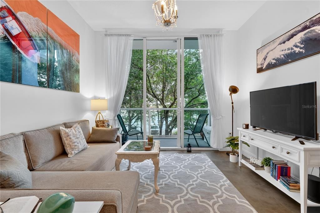 For Sale: $415,000 (1 beds, 1 baths, 757 Square Feet)