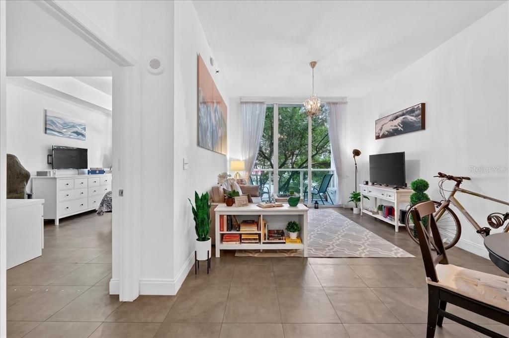 For Sale: $415,000 (1 beds, 1 baths, 757 Square Feet)