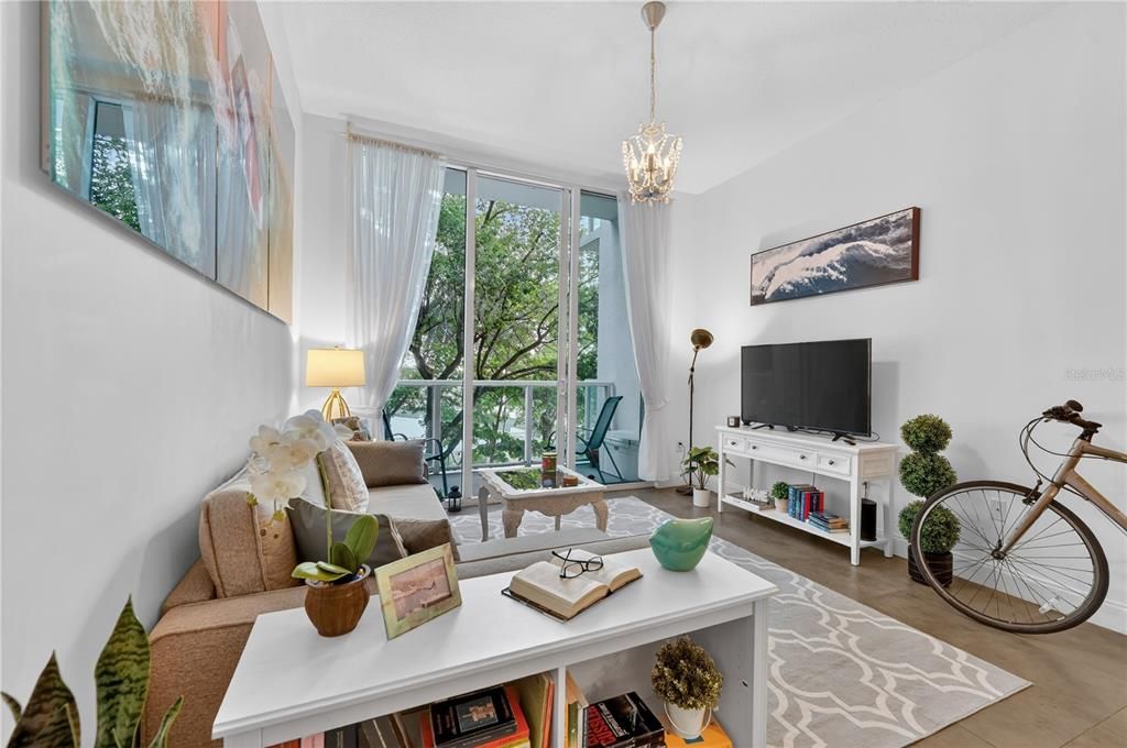 For Sale: $415,000 (1 beds, 1 baths, 757 Square Feet)