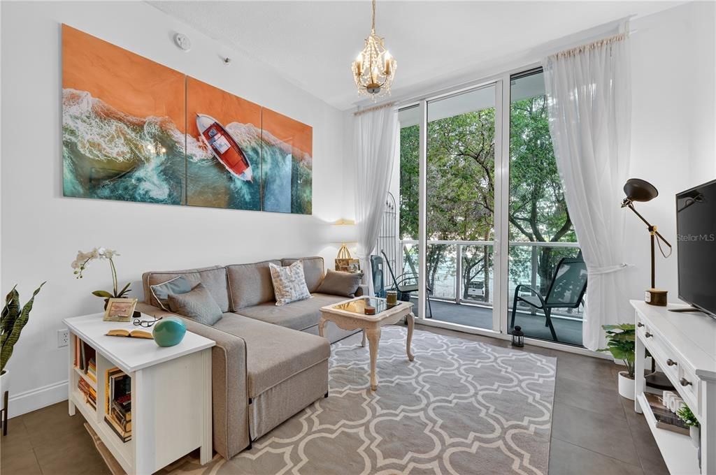 For Sale: $415,000 (1 beds, 1 baths, 757 Square Feet)