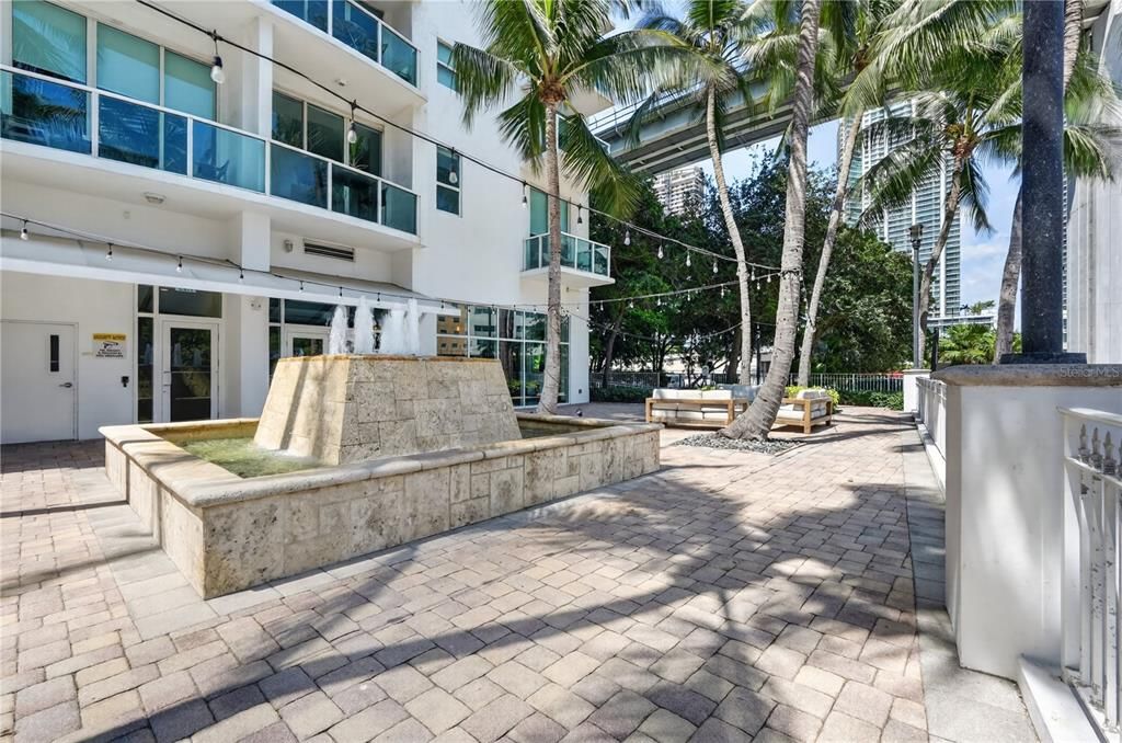For Sale: $415,000 (1 beds, 1 baths, 757 Square Feet)