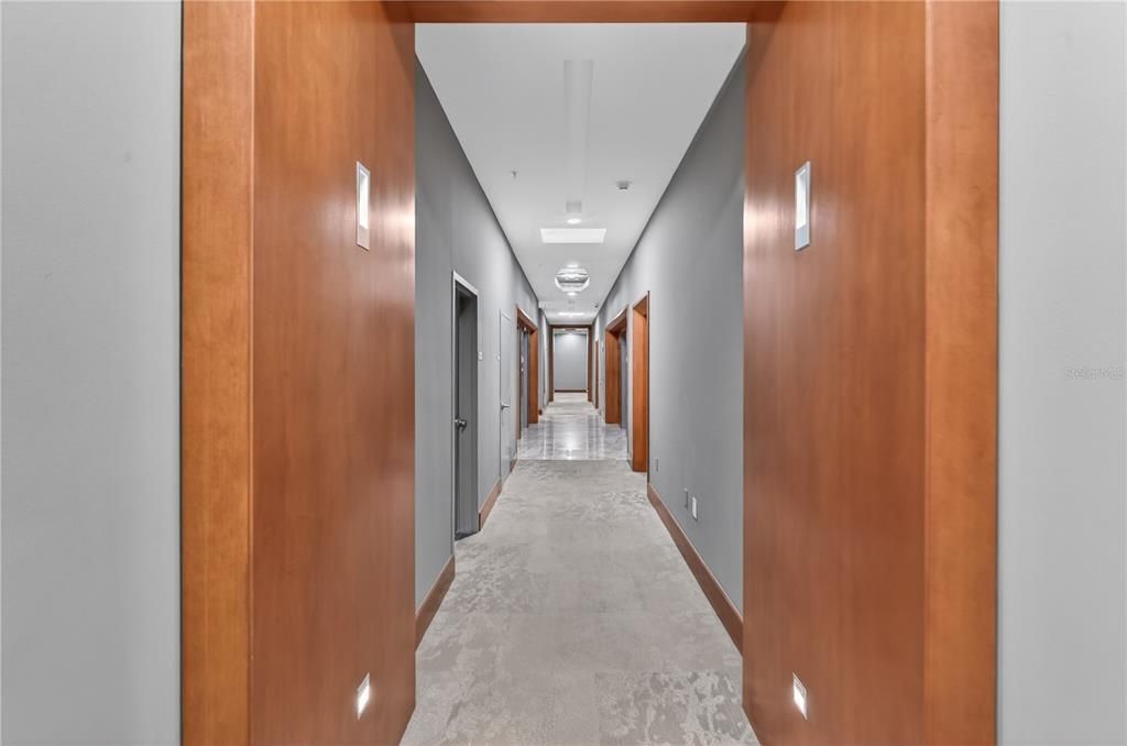 For Sale: $415,000 (1 beds, 1 baths, 757 Square Feet)