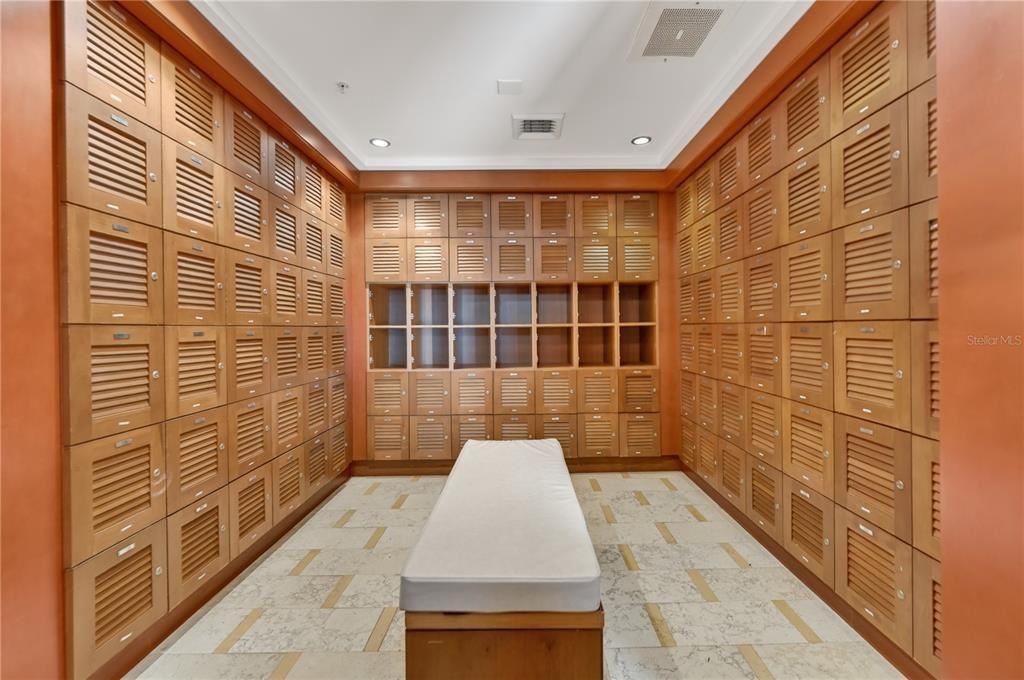 For Sale: $415,000 (1 beds, 1 baths, 757 Square Feet)