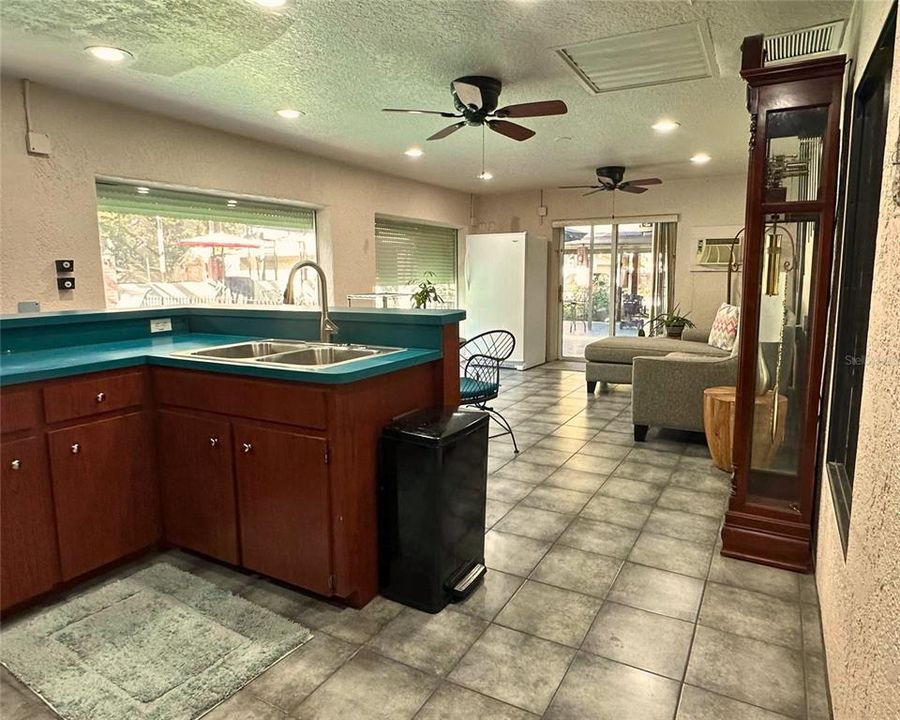 En Venta: $650,000 (4 camas, 3 baños, 3002 Pies cuadrados)