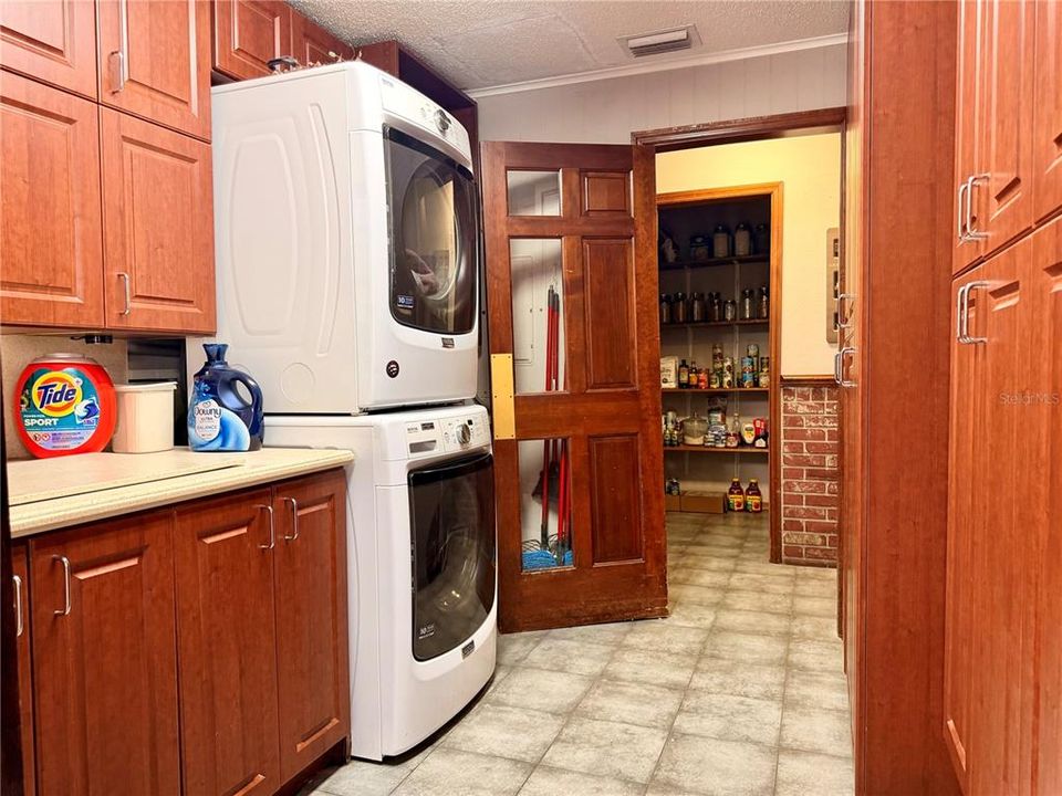 En Venta: $650,000 (4 camas, 3 baños, 3002 Pies cuadrados)