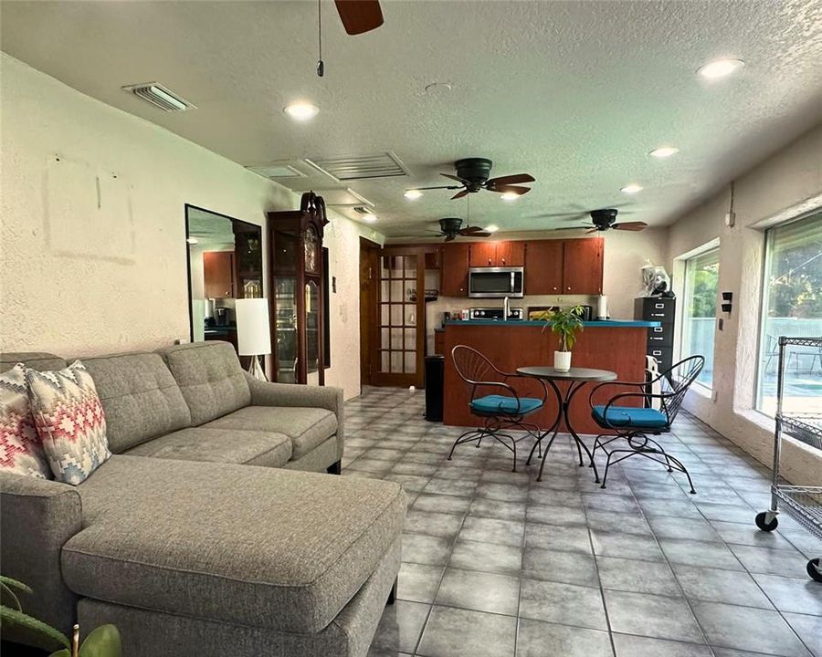 En Venta: $650,000 (4 camas, 3 baños, 3002 Pies cuadrados)