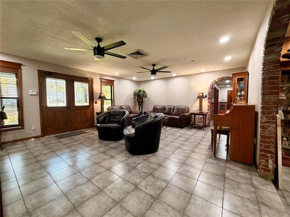 En Venta: $650,000 (4 camas, 3 baños, 3002 Pies cuadrados)