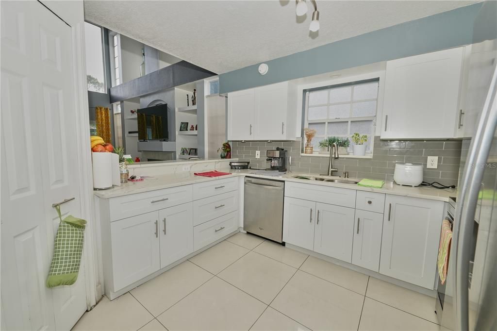 На продажу: $409,900 (4 спален, 2 ванн, 1687 Квадратных фут)