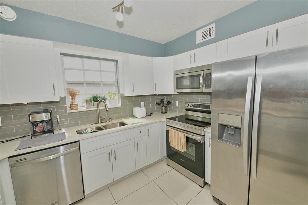 На продажу: $409,900 (4 спален, 2 ванн, 1687 Квадратных фут)