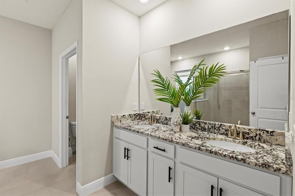 Activo con contrato: $395,000 (4 camas, 2 baños, 2035 Pies cuadrados)