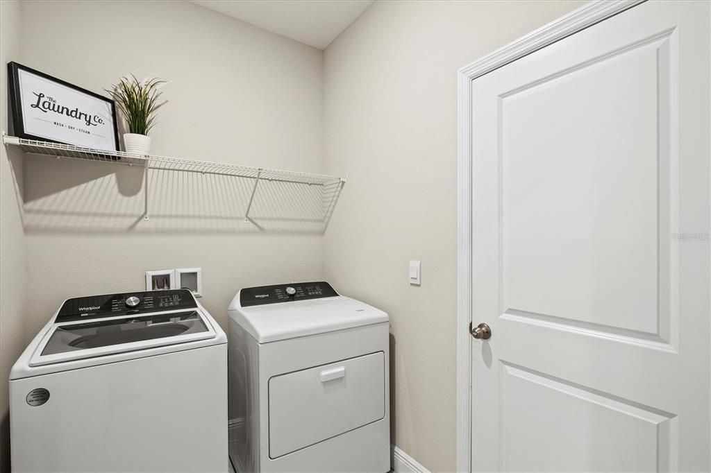 Activo con contrato: $395,000 (4 camas, 2 baños, 2035 Pies cuadrados)