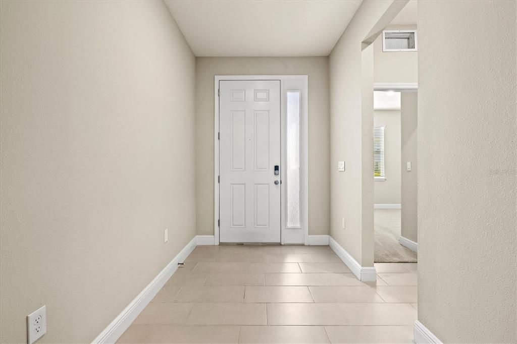 Activo con contrato: $395,000 (4 camas, 2 baños, 2035 Pies cuadrados)
