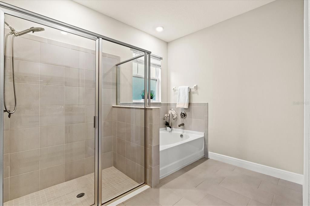 Activo con contrato: $395,000 (4 camas, 2 baños, 2035 Pies cuadrados)
