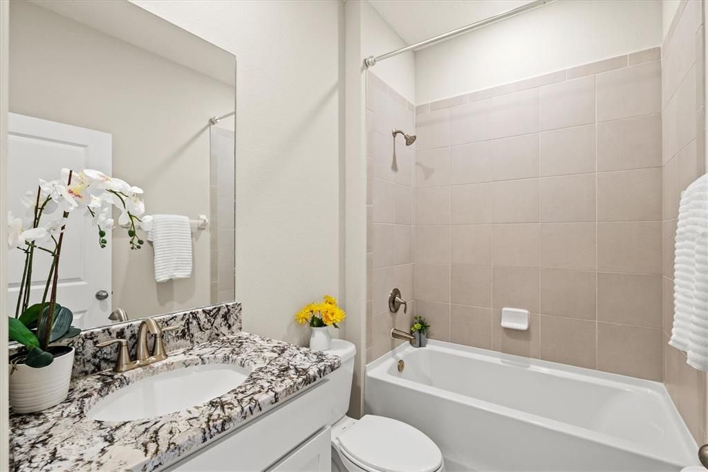 Activo con contrato: $395,000 (4 camas, 2 baños, 2035 Pies cuadrados)