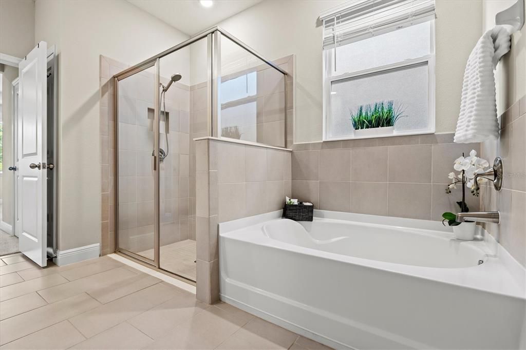 Activo con contrato: $395,000 (4 camas, 2 baños, 2035 Pies cuadrados)