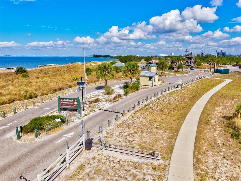 Activo con contrato: $395,000 (4 camas, 2 baños, 2035 Pies cuadrados)