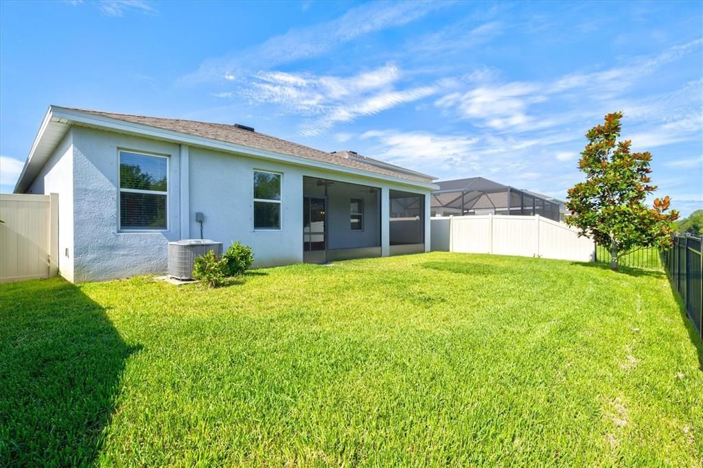Activo con contrato: $395,000 (4 camas, 2 baños, 2035 Pies cuadrados)
