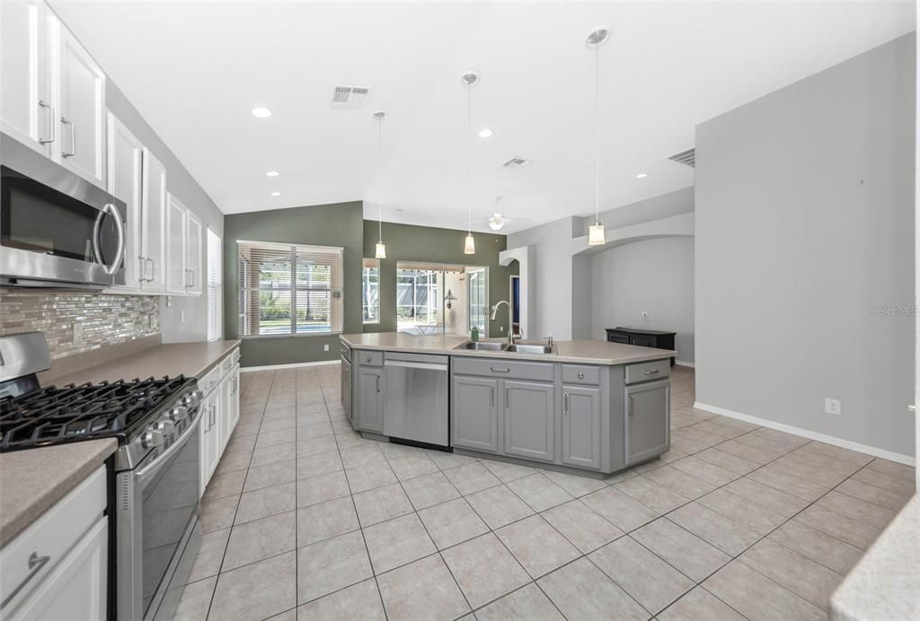 Active With Contract: $610,000 (3 beds, 2 baths, 2076 Square Feet)
