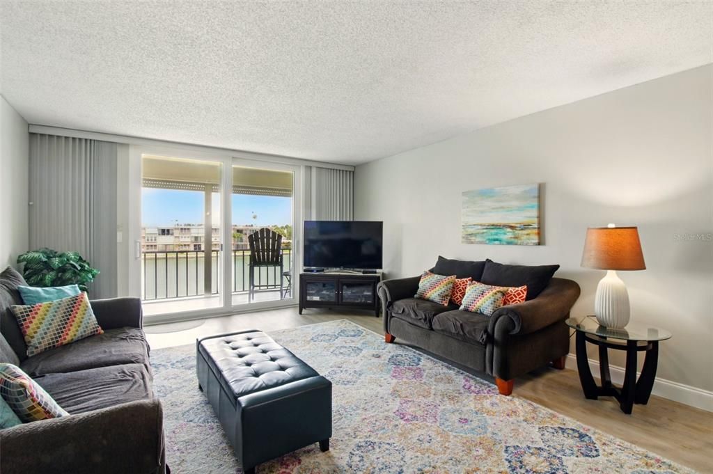 For Sale: $239,900 (1 beds, 1 baths, 855 Square Feet)