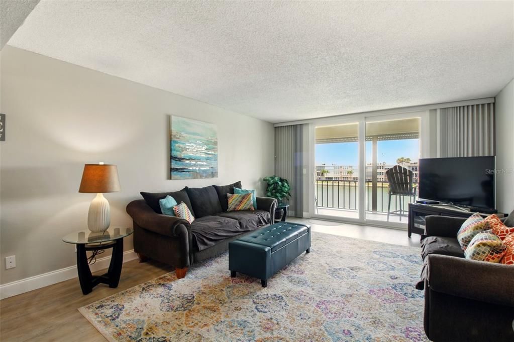 For Sale: $239,900 (1 beds, 1 baths, 855 Square Feet)
