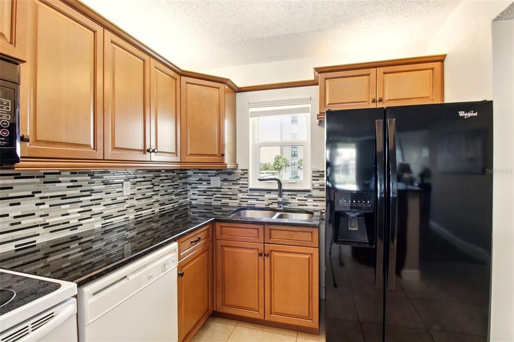 For Sale: $239,900 (1 beds, 1 baths, 855 Square Feet)