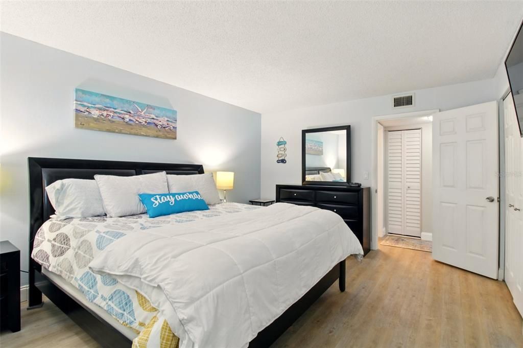 For Sale: $239,900 (1 beds, 1 baths, 855 Square Feet)