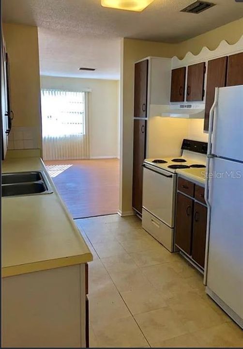 For Sale: $200,000 (2 beds, 1 baths, 888 Square Feet)