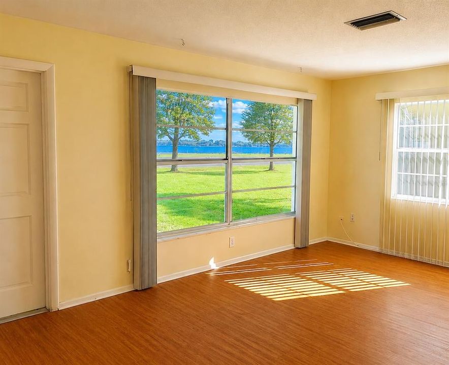For Sale: $200,000 (2 beds, 1 baths, 888 Square Feet)