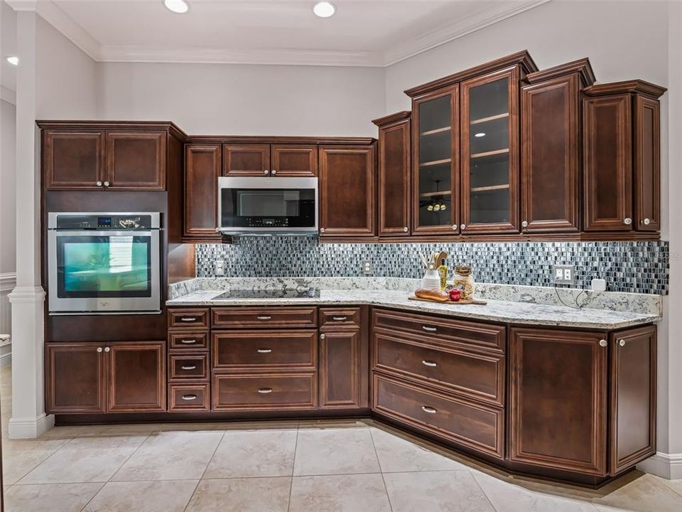En Venta: $889,900 (3 camas, 2 baños, 2352 Pies cuadrados)