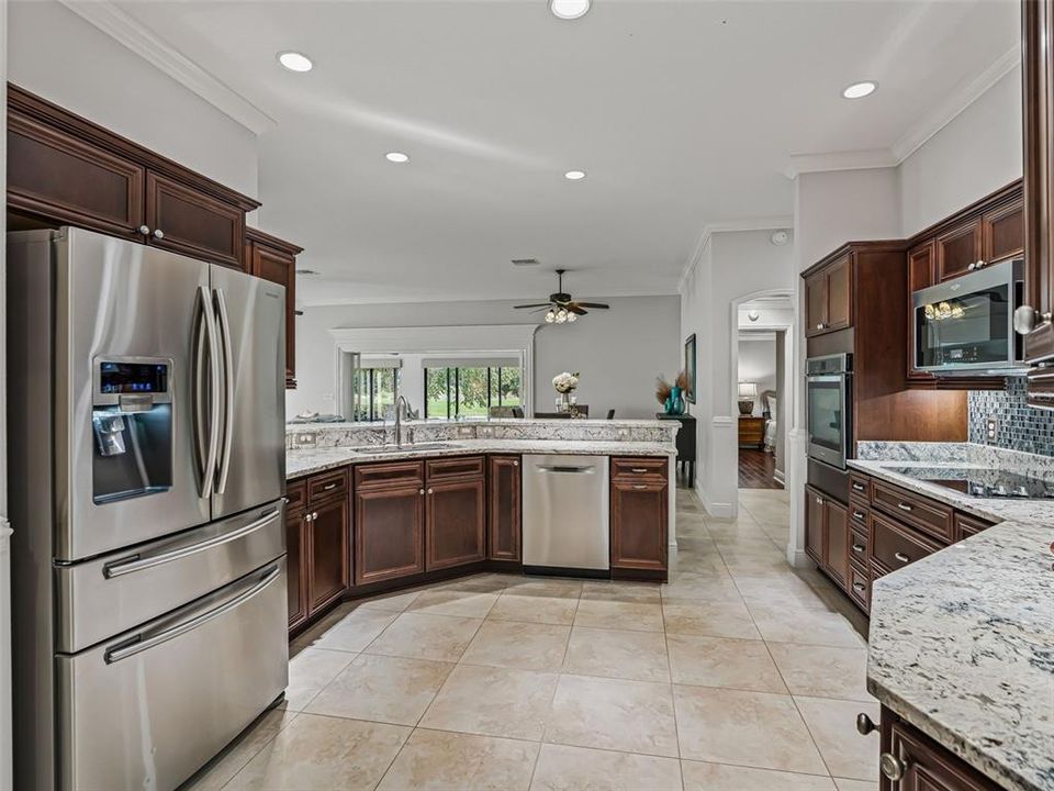 En Venta: $889,900 (3 camas, 2 baños, 2352 Pies cuadrados)