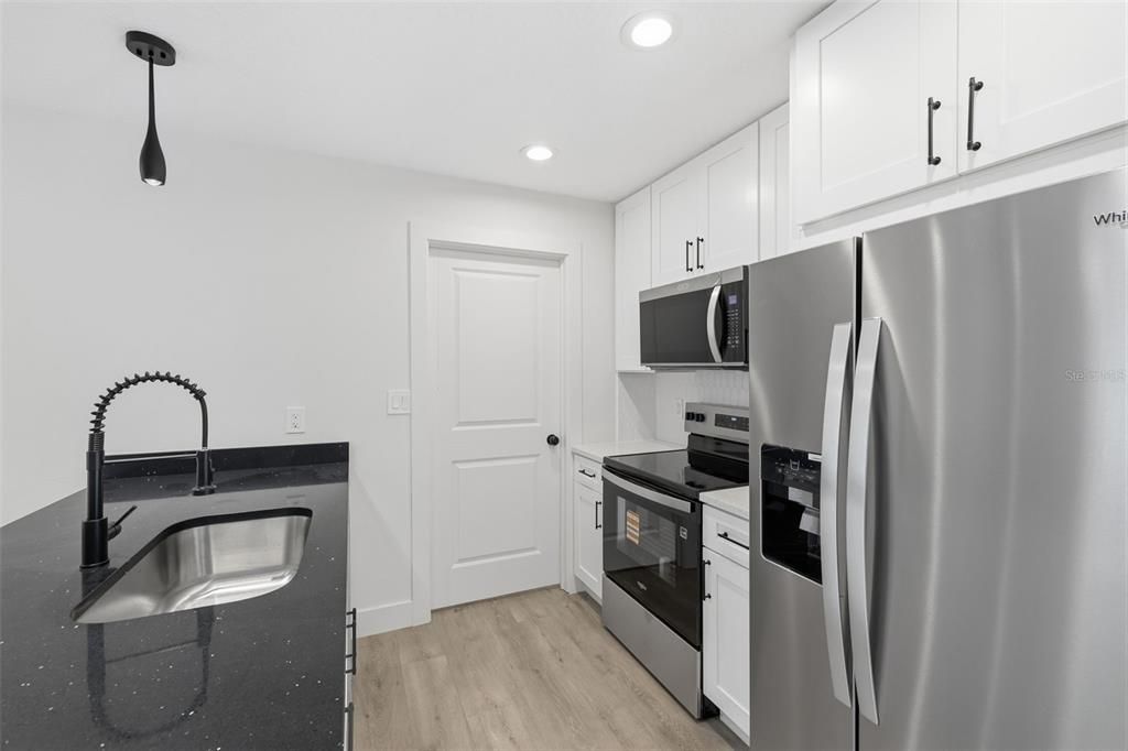 For Sale: $249,900 (3 beds, 2 baths, 1078 Square Feet)