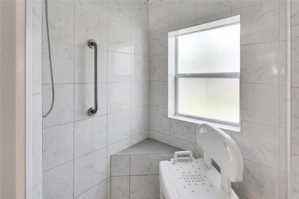 En Venta: $435,000 (4 camas, 2 baños, 2204 Pies cuadrados)