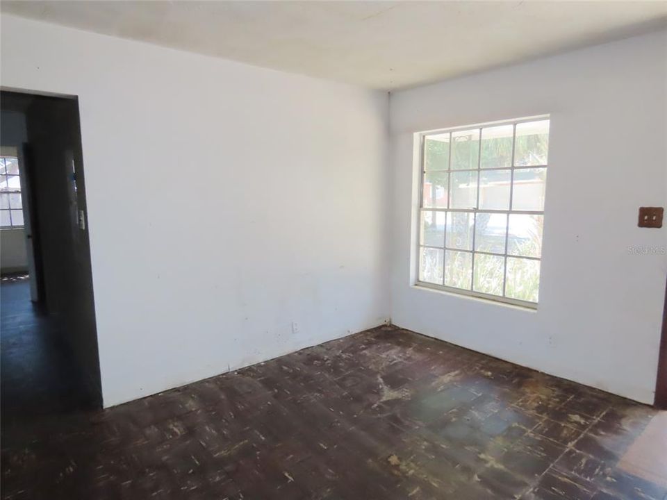 For Sale: $315,000 (3 beds, 1 baths, 1048 Square Feet)