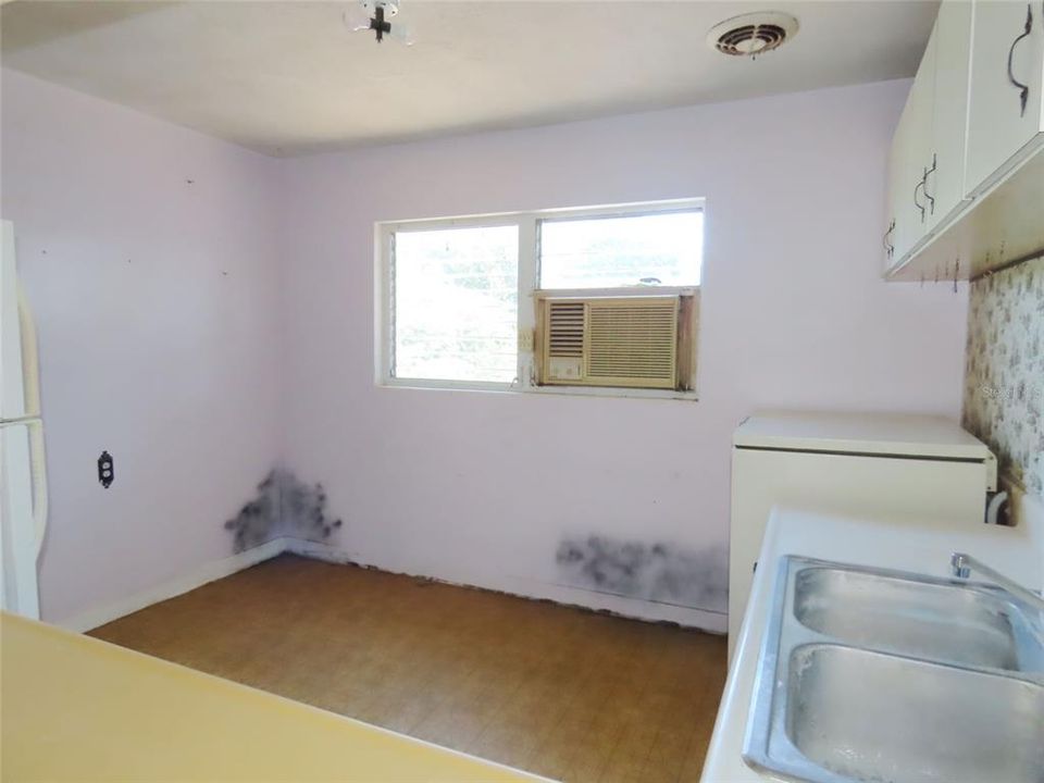 For Sale: $315,000 (3 beds, 1 baths, 1048 Square Feet)