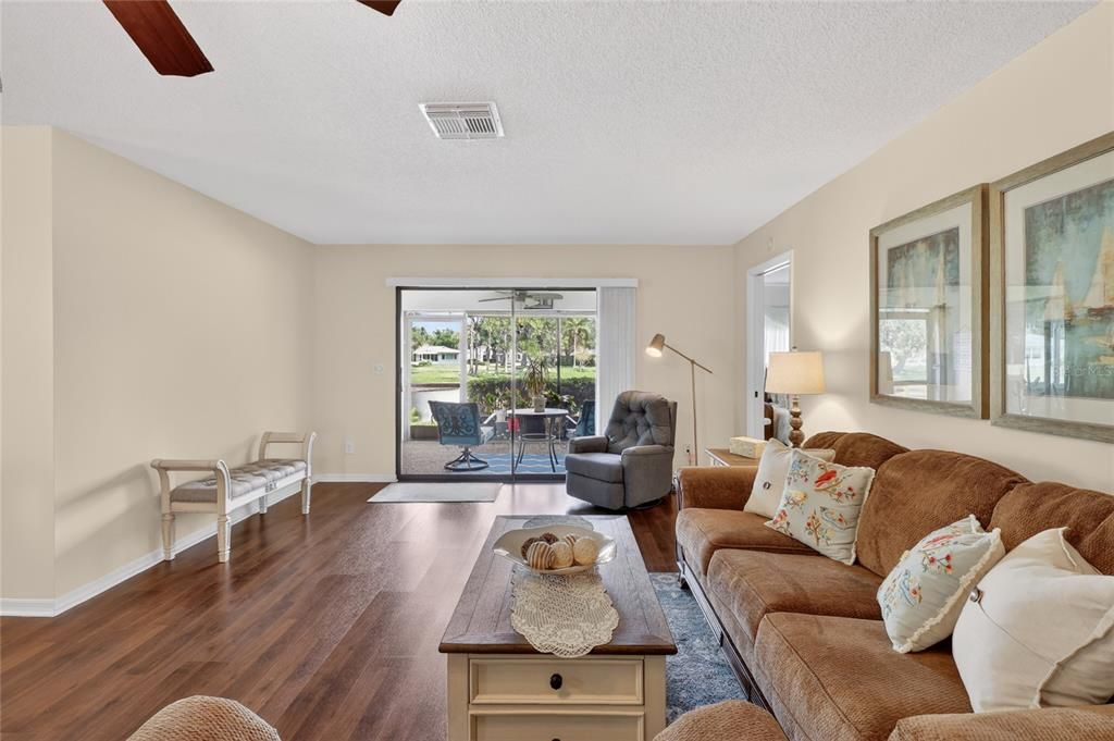For Sale: $189,000 (2 beds, 2 baths, 1403 Square Feet)