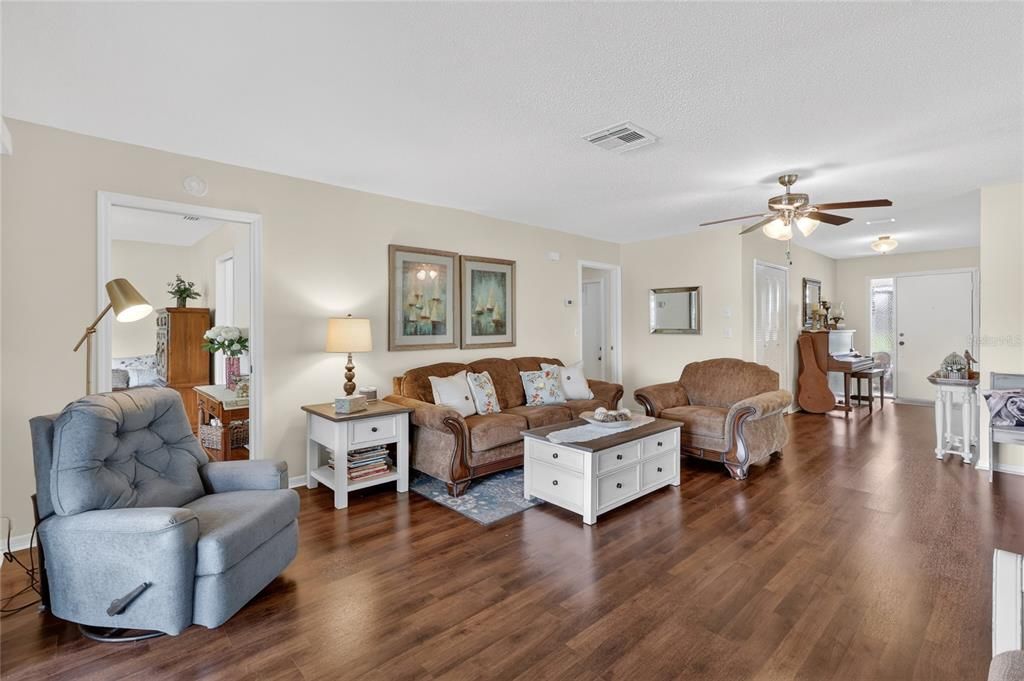 For Sale: $189,000 (2 beds, 2 baths, 1403 Square Feet)