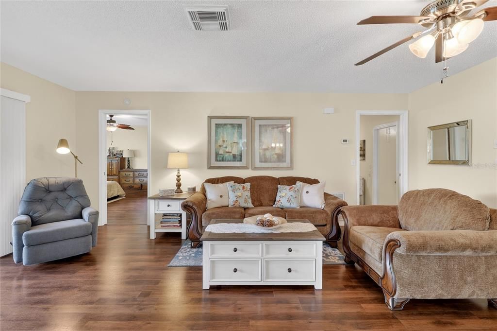 For Sale: $189,000 (2 beds, 2 baths, 1403 Square Feet)