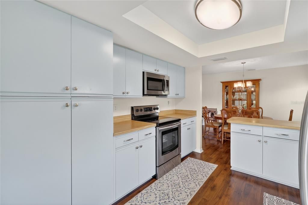 For Sale: $189,000 (2 beds, 2 baths, 1403 Square Feet)
