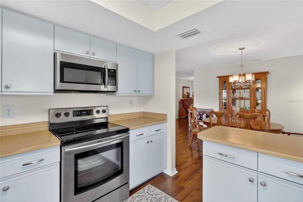 For Sale: $189,000 (2 beds, 2 baths, 1403 Square Feet)