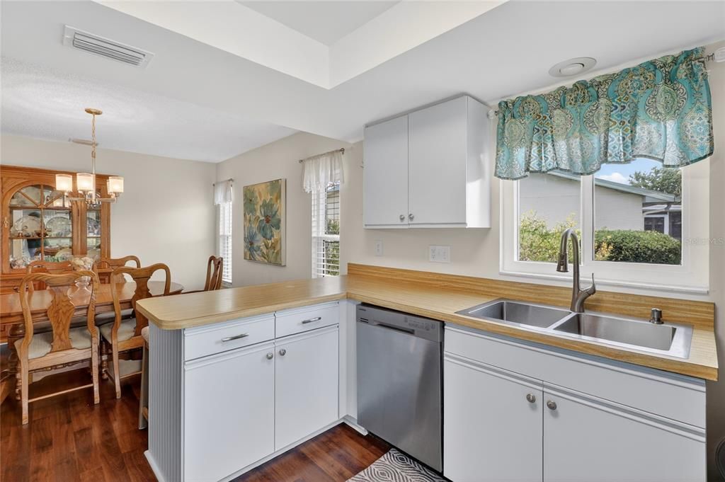 For Sale: $189,000 (2 beds, 2 baths, 1403 Square Feet)