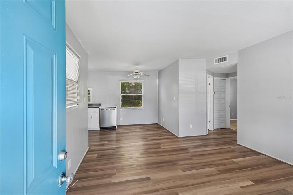 For Sale: $225,000 (2 beds, 1 baths, 594 Square Feet)