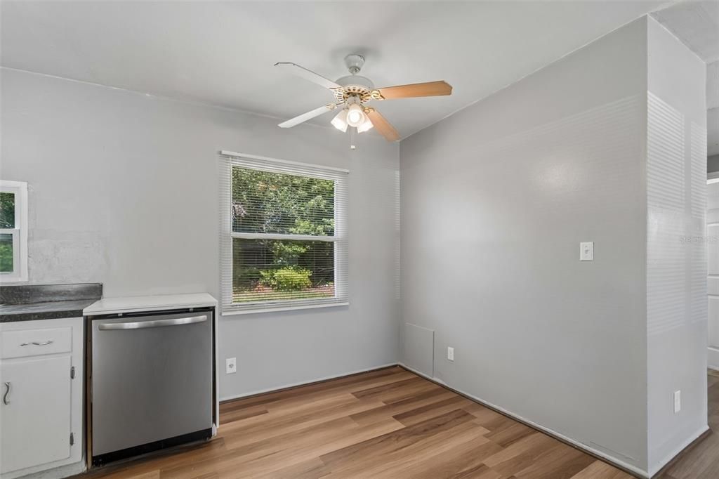 For Sale: $225,000 (2 beds, 1 baths, 594 Square Feet)